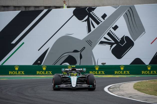 Lewis Hamilton (Mercedes AMG Petronas Formula One Team, Großbritannien, 44) im Mercedes-AMG F1 W15 E Performance vor dem Gemaelde eines silbernen Formel 1 - Auto und Rolex Branding, HUN, Formel 1 Weltmeisterschaft, Grand Prix von Ungarn, Hungaroring, Freies Training, 20.07.2024 HUN, Formel 1 Weltmeisterschaft, Grand Prix von Ungarn, Hungaroring, Freies Training, 20.07.2024 Mogyorod Copyright: xEibner-Pressefoto Memmlerx EP_MMR