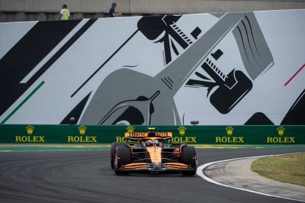 Lando Norris (McLaren Formula 1 Team, Großbritannien, 04) im McLaren MCL38 vor dem Gemaelde eines silbernen Formel 1 - Auto und Rolex Branding, HUN, Formel 1 Weltmeisterschaft, Grand Prix von Ungarn, Hungaroring, Freies Training, 20.07.2024 HUN, Formel 1 Weltmeisterschaft, Grand Prix von Ungarn, Hungaroring, Freies Training, 20.07.2024 Mogyorod Copyright: xEibner-Pressefoto Memmlerx EP_MMR