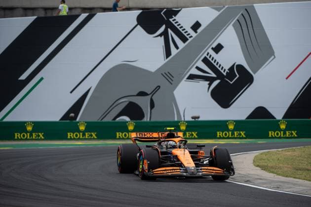 Oscar Piastri (McLaren Formula 1 Team, Australien, 81) im McLaren MCL38 vor dem Gemaelde eines silbernen Formel 1 - Auto und Rolex Branding, HUN, Formel 1 Weltmeisterschaft, Grand Prix von Ungarn, Hungaroring, Freies Training, 20.07.2024 HUN, Formel 1 Weltmeisterschaft, Grand Prix von Ungarn, Hungaroring, Freies Training, 20.07.2024 Mogyorod Copyright: xEibner-Pressefoto Memmlerx EP_MMR