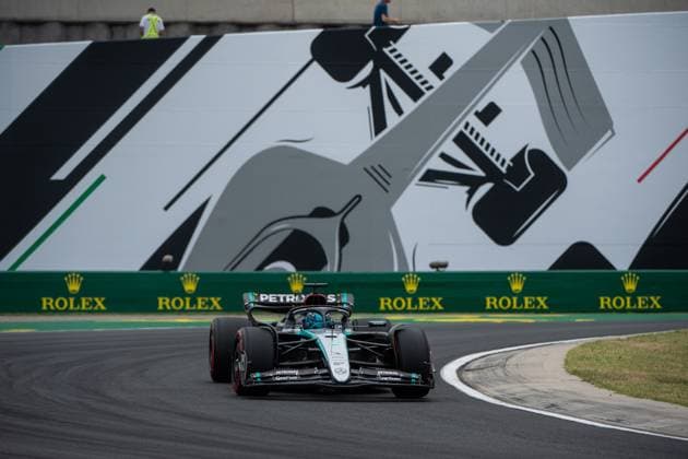 George Russell (Mercedes AMG Petronas Formula One Team, Großbritannien, 63) im Mercedes-AMG F1 W15 E Performance vor dem Gemaelde eines silbernen Formel 1 - Auto und Rolex Branding, HUN, Formel 1 Weltmeisterschaft, Grand Prix von Ungarn, Hungaroring, Freies Training, 20.07.2024 HUN, Formel 1 Weltmeisterschaft, Grand Prix von Ungarn, Hungaroring, Freies Training, 20.07.2024 Mogyorod Copyright: xEibner-Pressefoto Memmlerx EP_MMR