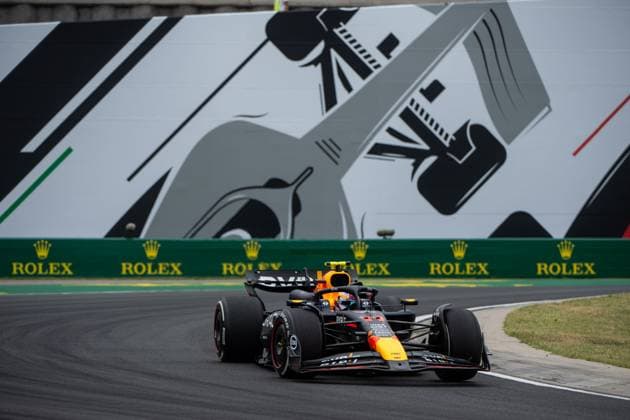 Sergio Checo Perez (Oracle Red Bull Racing, Mexiko, 11) im RedBull RB20 vor dem Gemaelde eines silbernen Formel 1 - Auto und Rolex Branding, HUN, Formel 1 Weltmeisterschaft, Grand Prix von Ungarn, Hungaroring, Freies Training, 20.07.2024 HUN, Formel 1 Weltmeisterschaft, Grand Prix von Ungarn, Hungaroring, Freies Training, 20.07.2024 Mogyorod Copyright: xEibner-Pressefoto Memmlerx EP_MMR