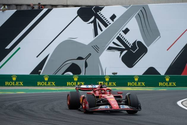 Carlos Sainz (Scuderia Ferrari HP, Spanien, 55) im Ferrari SF-24 vor dem Gemaelde eines silbernen Formel 1 - Auto und Rolex Branding, HUN, Formel 1 Weltmeisterschaft, Grand Prix von Ungarn, Hungaroring, Freies Training, 20.07.2024 HUN, Formel 1 Weltmeisterschaft, Grand Prix von Ungarn, Hungaroring, Freies Training, 20.07.2024 Mogyorod Copyright: xEibner-Pressefoto Memmlerx EP_MMR