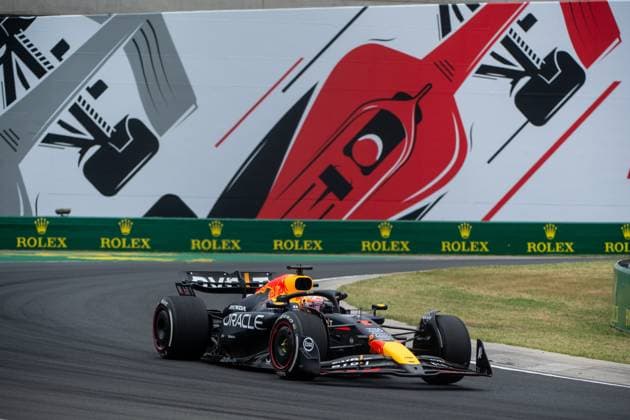 Max Verstappen (Oracle Red Bull Racing, Niederlande, 01) im RedBull RB20 vor dem Gemaelde eines roten Formel 1 - Auto und Rolex Branding, HUN, Formel 1 Weltmeisterschaft, Grand Prix von Ungarn, Hungaroring, Freies Training, 20.07.2024 HUN, Formel 1 Weltmeisterschaft, Grand Prix von Ungarn, Hungaroring, Freies Training, 20.07.2024 Mogyorod Copyright: xEibner-Pressefoto Memmlerx EP_MMR
