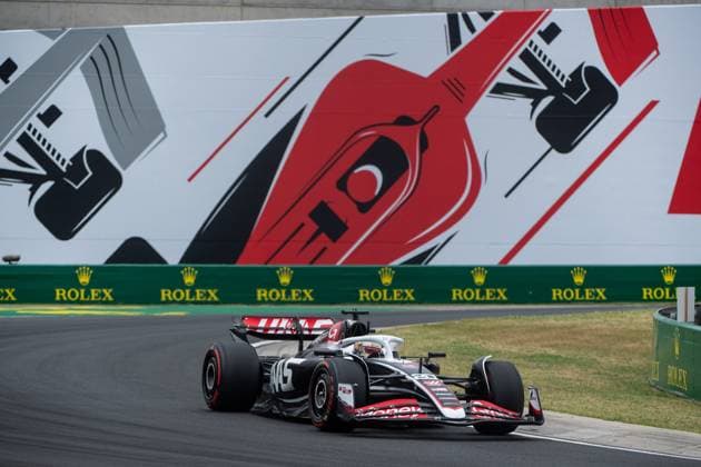 Kevin Magnussen (MoneyGram Haas F1 Team, Daenemark, 20) im Haas VF-24 vor dem Gemaelde eines roten Formel 1 - Auto und Rolex Branding, HUN, Formel 1 Weltmeisterschaft, Grand Prix von Ungarn, Hungaroring, Freies Training, 20.07.2024 HUN, Formel 1 Weltmeisterschaft, Grand Prix von Ungarn, Hungaroring, Freies Training, 20.07.2024 Mogyorod Copyright: xEibner-Pressefoto Memmlerx EP_MMR