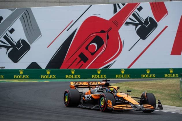 Oscar Piastri (McLaren Formula 1 Team, Australien, 81) im McLaren MCL38 vor dem Gemaelde eines roten Formel 1 - Auto und Rolex Branding, HUN, Formel 1 Weltmeisterschaft, Grand Prix von Ungarn, Hungaroring, Freies Training, 20.07.2024 HUN, Formel 1 Weltmeisterschaft, Grand Prix von Ungarn, Hungaroring, Freies Training, 20.07.2024 Mogyorod Copyright: xEibner-Pressefoto Memmlerx EP_MMR