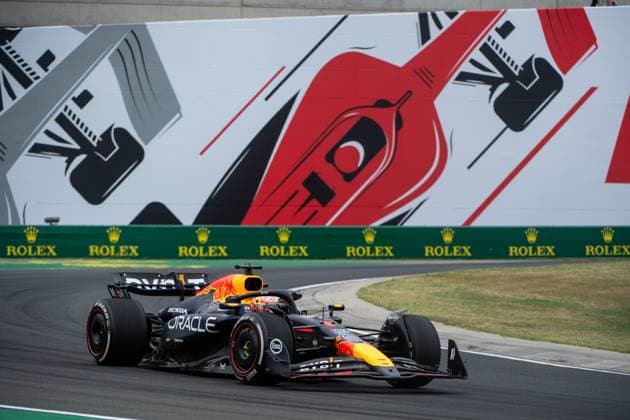 Max Verstappen (Oracle Red Bull Racing, Niederlande, 01) im RedBull RB20 vor dem Gemaelde eines roten Formel 1 - Auto und Rolex Branding, HUN, Formel 1 Weltmeisterschaft, Grand Prix von Ungarn, Hungaroring, Freies Training, 20.07.2024 HUN, Formel 1 Weltmeisterschaft, Grand Prix von Ungarn, Hungaroring, Freies Training, 20.07.2024 Mogyorod Copyright: xEibner-Pressefoto Memmlerx EP_MMR