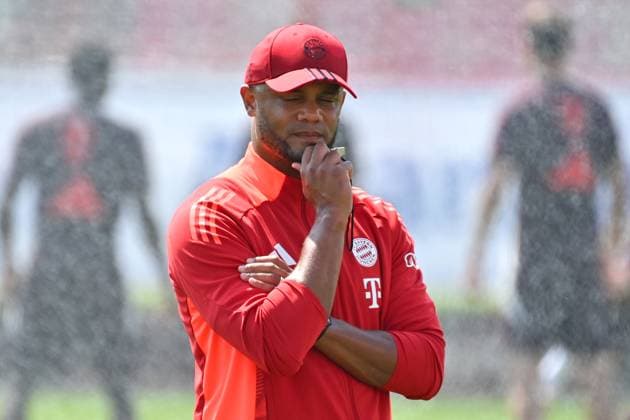 Sport Themen der Woche KW 29 Sport Bilder des Tages Trainer Vincent KOMPANY (Bayern Muenchen), Einzelbild,angeschnittenes Einzelmotiv,Halbfigur,halbe Figur. Oeffentliches Training FC Bayern Muenchen auf dem Trainingsgelaende an der Saebener Strasse am 20.07.2024. Fussball 1. Bundesliga,Saison 2024 2025 *** Coach Vincent KOMPANY Bayern Muenchen , single picture,cropped single motif,half figure,half figure public training FC Bayern Muenchen on the training ground at Saebener Strasse on 20 07 2024 Soccer 1 Bundesliga,season 2024 2025