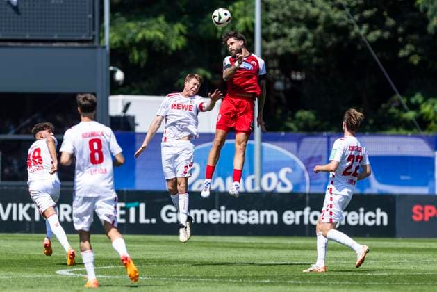 Testspiel: 1. FC Köln - Viktoria Köln, 20.07.2024 Lex-Tyger Lobinger (Viktoria Köln, 9) im Zweikampf mit Dominique Heintz (1. FC Köln, 3). Testspiel, 1. FC Köln - Viktoria Köln, am 20.07.2024, Sportpark Höhenberg, Köln Copyright: xBEAUTIFULxSPORTS Meuselx