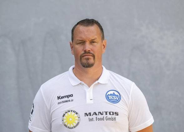 LIQUI MOLY HBL HANDBALL HERREN 1. BL THSV EISENACH - MANNSCHAFTSFOTO ** NUR FÜR REDAKTIONELLE ZWECKE ** EDITORIAL USE ONLY **<p>20 07 2024-Eisenach: LIQUI MOLY HBL Handball 1. Bundesliga Herren Saison 2024 - 2025 Werner Assmann Halle ThSV Eisenach - Mannschaftsfoto im Foto: Trainer Misha Kaufmann (ThSV Eisenach) ( Deutschland Thüringen Eisenach Copyright: SaschaxFromm