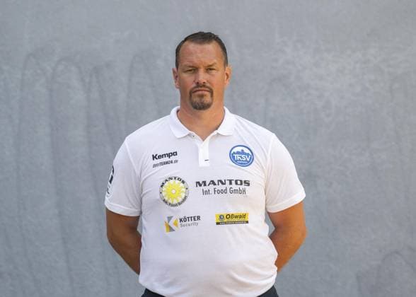 LIQUI MOLY HBL HANDBALL HERREN 1. BL THSV EISENACH - MANNSCHAFTSFOTO ** NUR FÜR REDAKTIONELLE ZWECKE ** EDITORIAL USE ONLY **<p>20 07 2024-Eisenach: LIQUI MOLY HBL Handball 1. Bundesliga Herren Saison 2024 - 2025 Werner Assmann Halle ThSV Eisenach - Mannschaftsfoto im Foto: Trainer Misha Kaufmann (ThSV Eisenach) ( Deutschland Thüringen Eisenach Copyright: SaschaxFromm