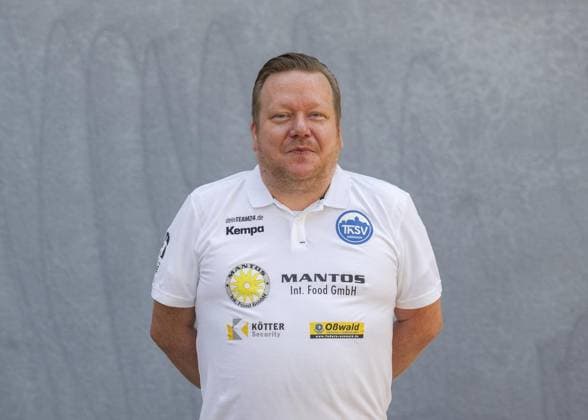LIQUI MOLY HBL HANDBALL HERREN 1. BL THSV EISENACH - MANNSCHAFTSFOTO ** NUR FÜR REDAKTIONELLE ZWECKE ** EDITORIAL USE ONLY **<p>20 07 2024-Eisenach: LIQUI MOLY HBL Handball 1. Bundesliga Herren Saison 2024 - 2025 Werner Assmann Halle ThSV Eisenach - Mannschaftsfoto im Foto: Rene Witte, Geschäftsführer des ThSV Eisenach ( Deutschland Thüringen Eisenach Copyright: SaschaxFromm