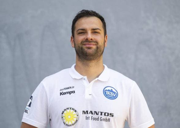LIQUI MOLY HBL HANDBALL HERREN 1. BL THSV EISENACH - MANNSCHAFTSFOTO ** NUR FÜR REDAKTIONELLE ZWECKE ** EDITORIAL USE ONLY **<p>20 07 2024-Eisenach: LIQUI MOLY HBL Handball 1. Bundesliga Herren Saison 2024 - 2025 Werner Assmann Halle ThSV Eisenach - Mannschaftsfoto im Foto: Torwarttrainer Stanislaw Gorobtschuk (ThSV Eisenach) ( Deutschland Thüringen Eisenach Copyright: SaschaxFromm