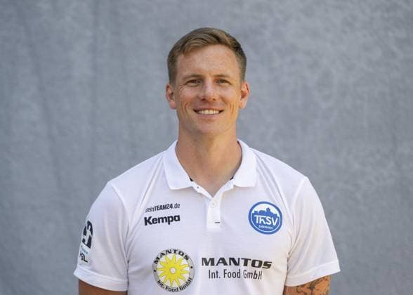 LIQUI MOLY HBL HANDBALL HERREN 1. BL THSV EISENACH - MANNSCHAFTSFOTO ** NUR FÜR REDAKTIONELLE ZWECKE ** EDITORIAL USE ONLY **<p>20 07 2024-Eisenach: LIQUI MOLY HBL Handball 1. Bundesliga Herren Saison 2024 - 2025 Werner Assmann Halle ThSV Eisenach - Mannschaftsfoto im Foto: Physiotherapeut Richard Freytag (ThSV Eisenach) ( Deutschland Thüringen Eisenach Copyright: SaschaxFromm