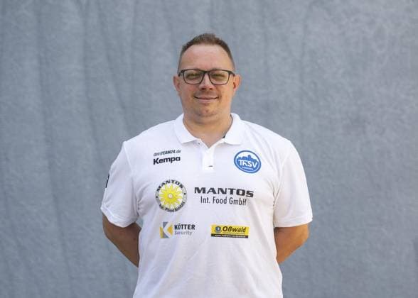 LIQUI MOLY HBL HANDBALL HERREN 1. BL THSV EISENACH - MANNSCHAFTSFOTO ** NUR FÜR REDAKTIONELLE ZWECKE ** EDITORIAL USE ONLY **<p>20 07 2024-Eisenach: LIQUI MOLY HBL Handball 1. Bundesliga Herren Saison 2024 - 2025 Werner Assmann Halle ThSV Eisenach - Mannschaftsfoto im Foto: Betreuer Ronny Oelschläger (ThSV Eisenach) ( Deutschland Thüringen Eisenach Copyright: SaschaxFromm