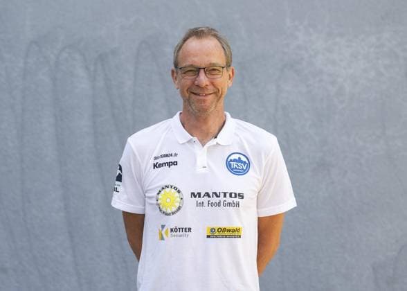 LIQUI MOLY HBL HANDBALL HERREN 1. BL THSV EISENACH - MANNSCHAFTSFOTO ** NUR FÜR REDAKTIONELLE ZWECKE ** EDITORIAL USE ONLY **<p>20 07 2024-Eisenach: LIQUI MOLY HBL Handball 1. Bundesliga Herren Saison 2024 - 2025 Werner Assmann Halle ThSV Eisenach - Mannschaftsfoto im Foto: Sportlicher Leiter Maik Nowak (ThSV Eisenach) ( Deutschland Thüringen Eisenach Copyright: SaschaxFromm