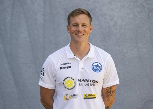 LIQUI MOLY HBL HANDBALL HERREN 1. BL THSV EISENACH - MANNSCHAFTSFOTO ** NUR FÜR REDAKTIONELLE ZWECKE ** EDITORIAL USE ONLY **<p>20 07 2024-Eisenach: LIQUI MOLY HBL Handball 1. Bundesliga Herren Saison 2024 - 2025 Werner Assmann Halle ThSV Eisenach - Mannschaftsfoto im Foto: Physiotherapeut Richard Freytag (ThSV Eisenach) ( Deutschland Thüringen Eisenach Copyright: SaschaxFromm