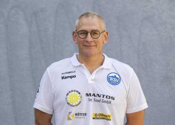 LIQUI MOLY HBL HANDBALL HERREN 1. BL THSV EISENACH - MANNSCHAFTSFOTO ** NUR FÜR REDAKTIONELLE ZWECKE ** EDITORIAL USE ONLY **<p>20 07 2024-Eisenach: LIQUI MOLY HBL Handball 1. Bundesliga Herren Saison 2024 - 2025 Werner Assmann Halle ThSV Eisenach - Mannschaftsfoto im Foto: Mannschaftsarzt Dr. Markus Jahnecke (ThSV Eisenach) ( Deutschland Thüringen Eisenach Copyright: SaschaxFromm