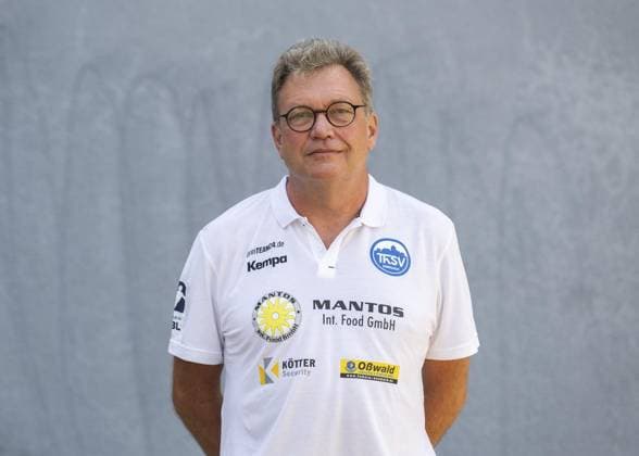 LIQUI MOLY HBL HANDBALL HERREN 1. BL THSV EISENACH - MANNSCHAFTSFOTO ** NUR FÜR REDAKTIONELLE ZWECKE ** EDITORIAL USE ONLY **<p>20 07 2024-Eisenach: LIQUI MOLY HBL Handball 1. Bundesliga Herren Saison 2024 - 2025 Werner Assmann Halle ThSV Eisenach - Mannschaftsfoto im Foto: Mannschaftsarzt Dr. Jörg Budeus (ThSV Eisenach) ( Deutschland Thüringen Eisenach Copyright: SaschaxFromm