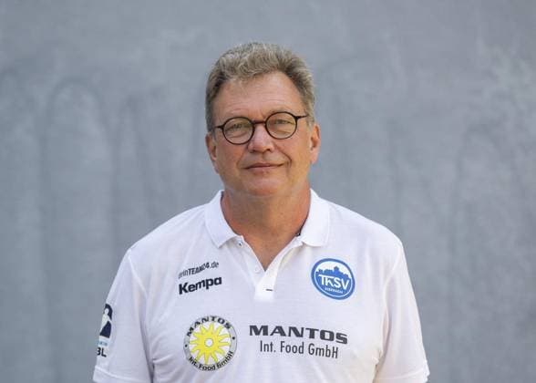 LIQUI MOLY HBL HANDBALL HERREN 1. BL THSV EISENACH - MANNSCHAFTSFOTO ** NUR FÜR REDAKTIONELLE ZWECKE ** EDITORIAL USE ONLY **<p>20 07 2024-Eisenach: LIQUI MOLY HBL Handball 1. Bundesliga Herren Saison 2024 - 2025 Werner Assmann Halle ThSV Eisenach - Mannschaftsfoto im Foto: Mannschaftsarzt Dr. Jörg Budeus (ThSV Eisenach) ( Deutschland Thüringen Eisenach Copyright: SaschaxFromm