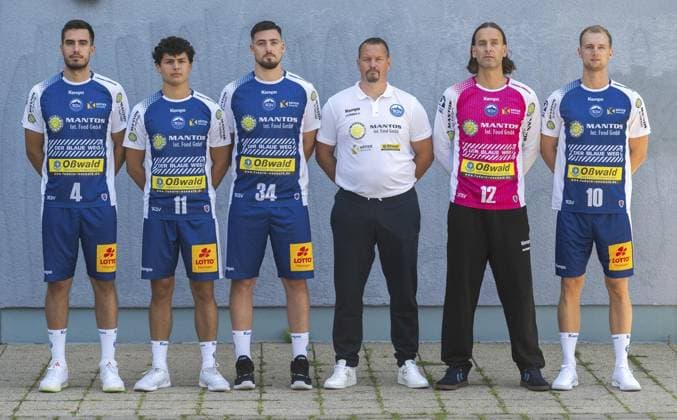LIQUI MOLY HBL HANDBALL HERREN 1. BL THSV EISENACH - MANNSCHAFTSFOTO ** NUR FÜR REDAKTIONELLE ZWECKE ** EDITORIAL USE ONLY **<p>20 07 2024-Eisenach: LIQUI MOLY HBL Handball 1. Bundesliga Herren Saison 2024 - 2025 Werner Assmann Halle ThSV Eisenach - Mannschaftsfoto Neuzugänge im Foto: v.l. Filip Vistorop 4 (ThSV Eisenach), Gian Attenhofer 11 (ThSV Eisenach), Rok Maric 34 (ThSV Eisenach), Trainer Misha Kaufmann (ThSV Eisenach), Torhüter Silvio Heinevetter 12 (ThSV Eisenach), Fynn Hangstein 10 (ThSV Eisenach) ( Deutschland Thüringen Eisenach Copyright: SaschaxFromm