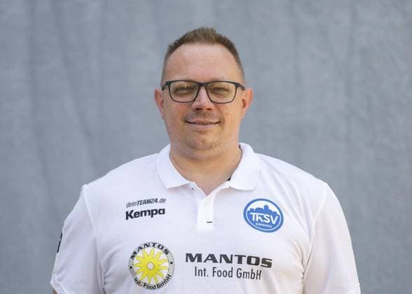 LIQUI MOLY HBL HANDBALL HERREN 1. BL THSV EISENACH - MANNSCHAFTSFOTO ** NUR FÜR REDAKTIONELLE ZWECKE ** EDITORIAL USE ONLY **<p>20 07 2024-Eisenach: LIQUI MOLY HBL Handball 1. Bundesliga Herren Saison 2024 - 2025 Werner Assmann Halle ThSV Eisenach - Mannschaftsfoto im Foto: Betreuer Ronny Oelschläger (ThSV Eisenach) ( Deutschland Thüringen Eisenach Copyright: SaschaxFromm