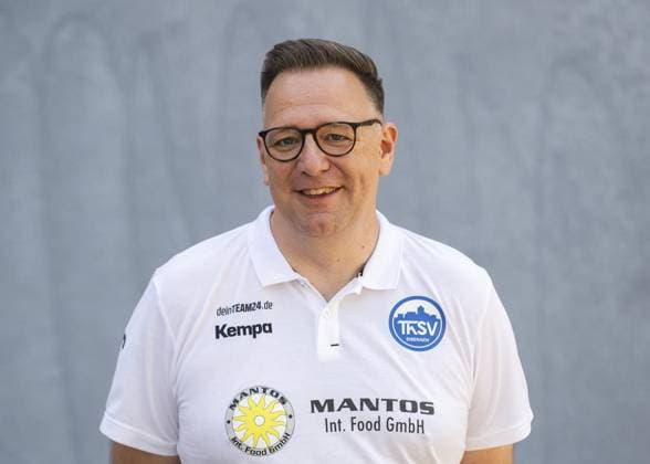 LIQUI MOLY HBL HANDBALL HERREN 1. BL THSV EISENACH - MANNSCHAFTSFOTO ** NUR FÜR REDAKTIONELLE ZWECKE ** EDITORIAL USE ONLY **<p>20 07 2024-Eisenach: LIQUI MOLY HBL Handball 1. Bundesliga Herren Saison 2024 - 2025 Werner Assmann Halle ThSV Eisenach - Mannschaftsfoto im Foto: Betreuer Patrick Theuvsen (ThSV Eisenach) ( Deutschland Thüringen Eisenach Copyright: SaschaxFromm