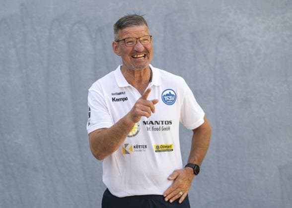 LIQUI MOLY HBL HANDBALL HERREN 1. BL THSV EISENACH - MANNSCHAFTSFOTO ** NUR FÜR REDAKTIONELLE ZWECKE ** EDITORIAL USE ONLY **<p>20 07 2024-Eisenach: LIQUI MOLY HBL Handball 1. Bundesliga Herren Saison 2024 - 2025 Werner Assmann Halle ThSV Eisenach - Mannschaftsfoto im Foto: Physiotherapeut Martin Münzberg (ThSV Eisenach) ( Deutschland Thüringen Eisenach Copyright: SaschaxFromm
