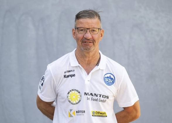LIQUI MOLY HBL HANDBALL HERREN 1. BL THSV EISENACH - MANNSCHAFTSFOTO ** NUR FÜR REDAKTIONELLE ZWECKE ** EDITORIAL USE ONLY **<p>20 07 2024-Eisenach: LIQUI MOLY HBL Handball 1. Bundesliga Herren Saison 2024 - 2025 Werner Assmann Halle ThSV Eisenach - Mannschaftsfoto im Foto: Physiotherapeut Martin Münzberg (ThSV Eisenach) ( Deutschland Thüringen Eisenach Copyright: SaschaxFromm