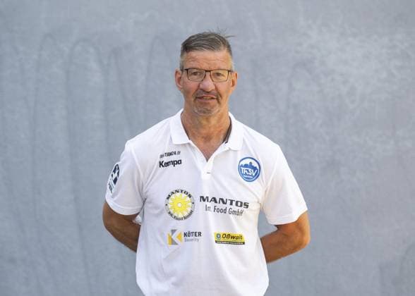 LIQUI MOLY HBL HANDBALL HERREN 1. BL THSV EISENACH - MANNSCHAFTSFOTO ** NUR FÜR REDAKTIONELLE ZWECKE ** EDITORIAL USE ONLY **<p>20 07 2024-Eisenach: LIQUI MOLY HBL Handball 1. Bundesliga Herren Saison 2024 - 2025 Werner Assmann Halle ThSV Eisenach - Mannschaftsfoto im Foto: Physiotherapeut Martin Münzberg (ThSV Eisenach) ( Deutschland Thüringen Eisenach Copyright: SaschaxFromm