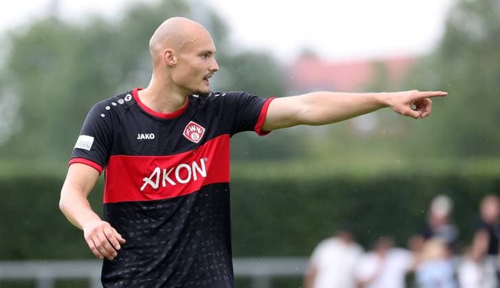 v.li.: Alem Japaur (FC Würzburger Kickers) gibt Anweisungen, gestikuliert, mit den Armen gestikulieren, gives instructions, gesticulate, Einzelbild, 20.07.2024, Heimstetten (Deutschland), Fussball, Regionalliga Bayern, Türkgücü München - FC Würzburger Kickers, DFB DFL REGULATIONS PROHIBIT ANY USE OF PHOTOGRAPHS AS IMAGE SEQUENCES AND OR QUASI-VIDEO.