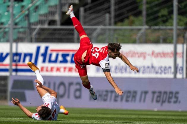Sport Themen der Woche KW 29 GER, Jubiläum 120 Jahre FC Viktoria Koeln vs. 1. FC Köln, Saison 2024 25 20.07.2024, Sportpark Hoehenberg, Koeln, GER, Jubiläum 120 Jahre FC Viktoria Koeln vs. 1. FC Köln, Saison 2024 25 Im Bild: Georg Strauch (1. FC Koeln, 48); bremst Kaden Amaniampong (FC Viktoria Koeln, 29); nicht halten im Zweikampf, Duell, Dynamik, Aktion, Action, Spielszene; *** GER, Anniversary 120 years FC Viktoria Koeln vs 1 FC Köln, season 2024 25 20 07 2024, Sportpark Hoehenberg, Koeln, GER, Anniversary 120 years FC Viktoria Koeln vs 1 FC Köln, season 2024 25 In the picture Georg Strauch 1 FC Koeln, 48 slows down Kaden Amaniampong FC Viktoria Koeln, 29 does not hold in duel, duel, dynamics, action, action, game scene nordphotoxGmbHxx xDenkinger nph00015