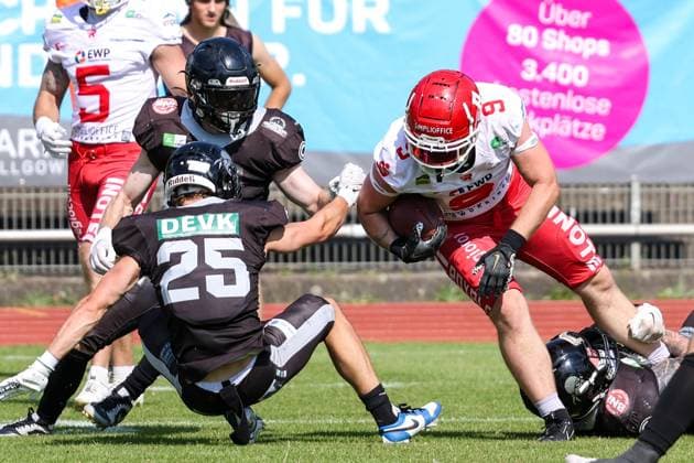 Heiko Bals (Potsdam Royals, 09) mit dem Ball, Benedikt Ehren (Berlin Rebels, 25) im fallen,,Berlin Rebels vs Potsdam Royals, American Football, GFL, 2024, Saison, 20.07.2024, Berlin Berlin Land Copyright: xFootxBowl ThomasxSobotzkix