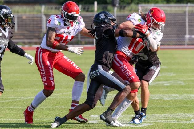 Brendan Beaulieu (Potsdam Royals, 10) durchbricht den Tackle,Berlin Rebels vs Potsdam Royals, American Football, GFL, 2024, Saison, 20.07.2024, Berlin Berlin Land Copyright: xFootxBowl ThomasxSobotzkix