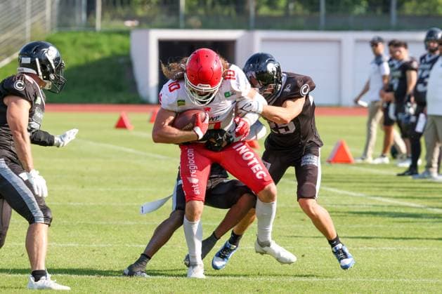 Brendan Beaulieu (Potsdam Royals, 10) mit dem Ball, in Bedraengnis,Berlin Rebels vs Potsdam Royals, American Football, GFL, 2024, Saison, 20.07.2024, Berlin Berlin Land Copyright: xFootxBowl ThomasxSobotzkix