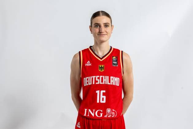 Basketball Berlin 18.07.2024 Nationalmannschaft der Frauen DBB Mediaday Alina Hartmann (Deutschland, No.16) *** Basketball Berlin 18 07 2024 Womens national team DBB Mediaday Alina Hartmann Germany, No 16