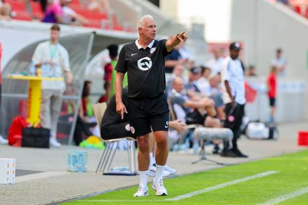 Trainer Christian Neidhart (Kickers Offenbach) gestikuliert, Friendly match, Kickers Offenbach vs Fortuna Duesseldorf, Stadion am Bieberer Berg, 20.07.2024, Offenbach, Deutschland.