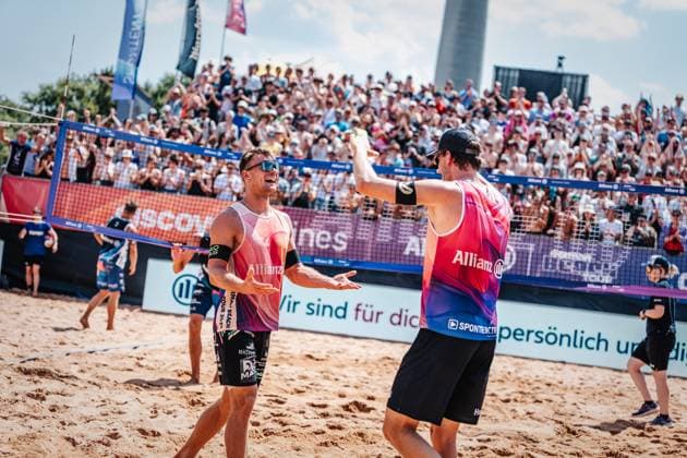 Beachvolleyball Männer German Beach Tour 2024 Tourstop München 21.07.2024 v.l. Daniel Kirchner und Paul Henning jubeln nach dem Sieg München Zentraler Hochschulsport: Beach- Bayern Deutschland