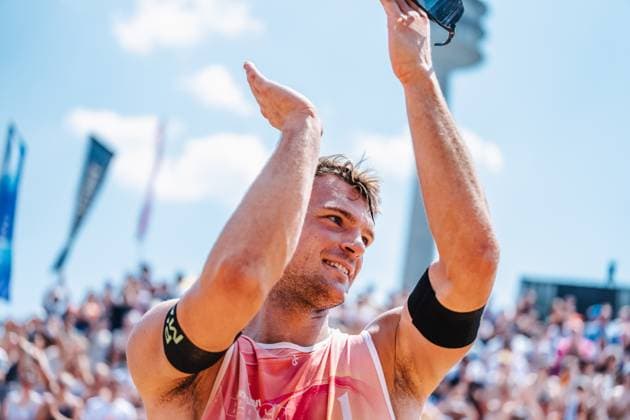 Beachvolleyball Männer German Beach Tour 2024 Tourstop München 21.07.2024 Daniel Kirchner applaudiert München Zentraler Hochschulsport: Beach- Bayern Deutschland