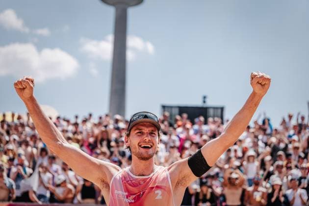 Beachvolleyball Männer German Beach Tour 2024 Tourstop München 21.07.2024 Paul Henning freut sich nach dem Sieg München Zentraler Hochschulsport: Beach- Bayern Deutschland