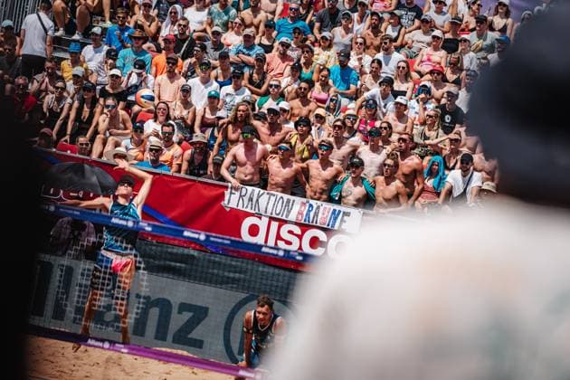 Beachvolleyball Männer German Beach Tour 2024 Tourstop München 21.07.2024 Momme Lorenz schlägt vor der Fangruppe Fraktion Bräune auf München Zentraler Hochschulsport: Beach- Bayern Deutschland