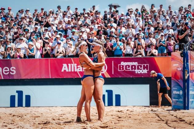 Beachvolleyball Männer German Beach Tour 2024 Tourstop München 21.07.2024 v.l. Kim van de Velde und Sandra Ittlinger jubeln nach dem Sieg München Zentraler Hochschulsport: Beach- Bayern Deutschland