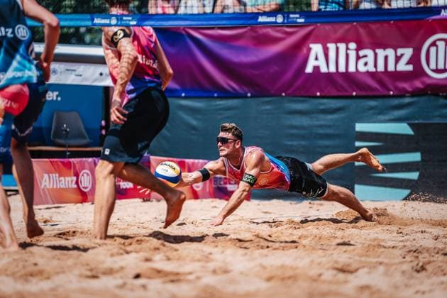 Beachvolleyball Männer German Beach Tour 2024 Tourstop München 21.07.2024 Daniel Kirchner springt nach dem Ball München Zentraler Hochschulsport: Beach- Bayern Deutschland