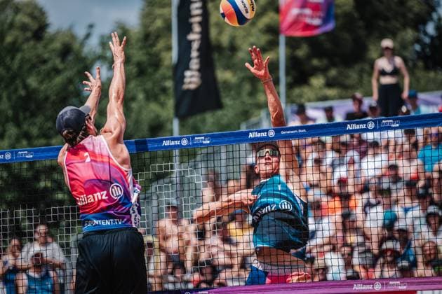 Beachvolleyball Männer German Beach Tour 2024 Tourstop München 21.07.2024 Momme Lorenz (rechts) beim Angriff gegen Paul Henning (links) München Zentraler Hochschulsport: Beach- Bayern Deutschland