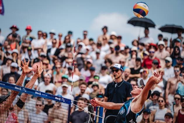 Beachvolleyball Männer German Beach Tour 2024 Tourstop München 21.07.2024 Momme Lorenz (rechts) beim Angriff gegen Paul Henning (links) München Zentraler Hochschulsport: Beach- Bayern Deutschland