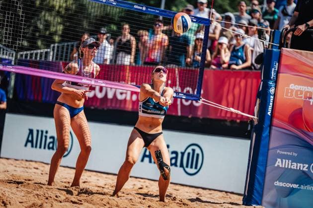 Beachvolleyball Männer German Beach Tour 2024 Tourstop München 21.07.2024 Elea Beutel spielt den Ball München Zentraler Hochschulsport: Beach- Bayern Deutschland