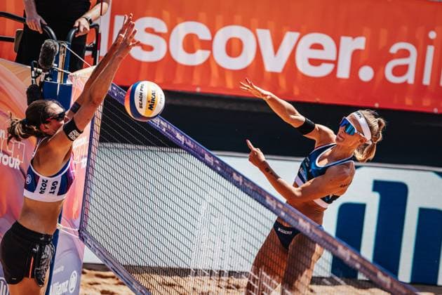 Beachvolleyball Männer German Beach Tour 2024 Tourstop München 21.07.2024 Sandra Ittlinger (rechts) beim Angriff gegen Kira Walkenhorst (links) München Zentraler Hochschulsport: Beach- Bayern Deutschland
