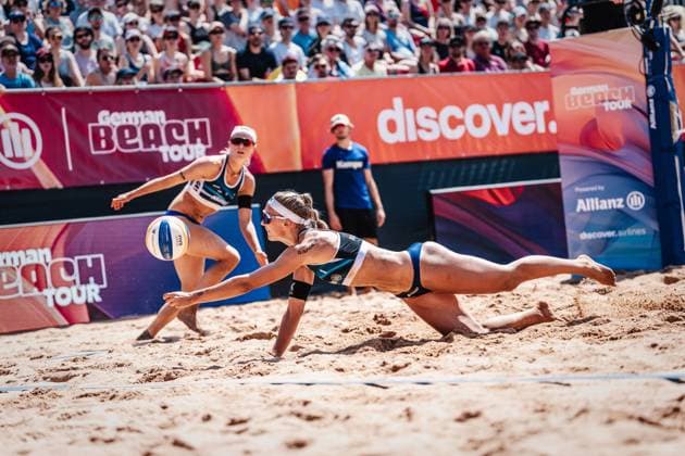 Beachvolleyball Männer German Beach Tour 2024 Tourstop München 21.07.2024 Sandra Ittlinger springt nach dem Ball München Zentraler Hochschulsport: Beach- Bayern Deutschland