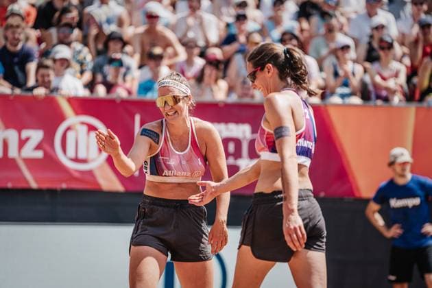Beachvolleyball Männer German Beach Tour 2024 Tourstop München 21.07.2024 v.l. Isabel Schneider und Kira Walkenhorst München Zentraler Hochschulsport: Beach- Bayern Deutschland