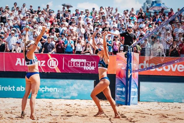 Beachvolleyball Männer German Beach Tour 2024 Tourstop München 21.07.2024 v.l. Kim van de Velde und Sandra Ittlinger jubeln nach dem Sieg München Zentraler Hochschulsport: Beach- Bayern Deutschland