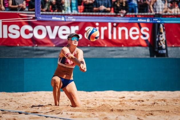 Beachvolleyball Männer German Beach Tour 2024 Tourstop München 21.07.2024 Lea Kunst bei der Annahme München Zentraler Hochschulsport: Beach- Bayern Deutschland